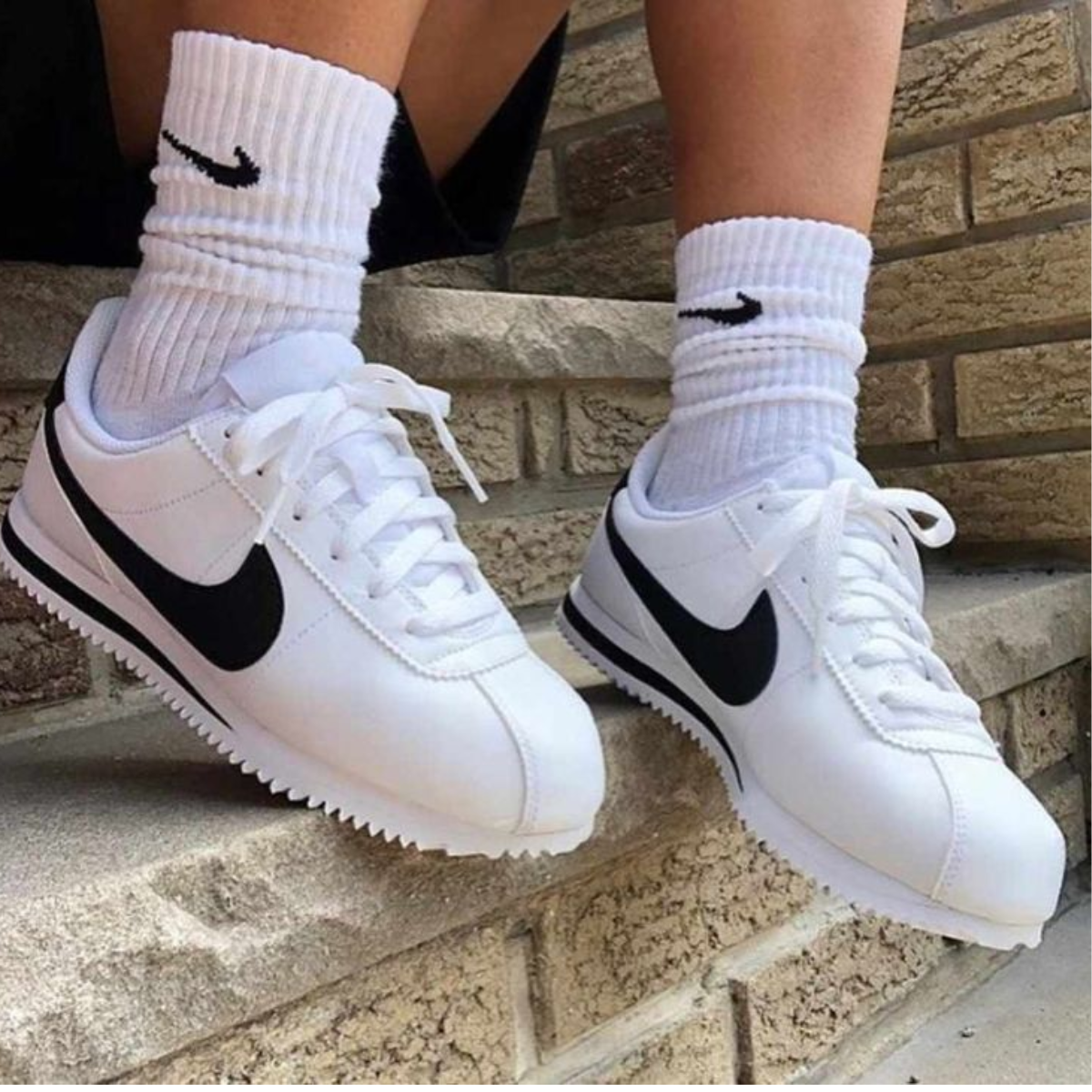 ZAPATILLAS NIKE CORTEZ MUJER O Características Clave de las Nike Cortez Las Nike Cortez o ofrecen varias características que las hacen destacar:  Diseño Icónico : Las Nike Cortez Classic son reconocidas por su diseño simple pero elegante, disponible en colores como azul marino, blanco gris naranja y negro . Comodidad : Estas zapatillas están hechas con materiales de alta calidad, como la gamuza y el cuero, para proporcionar una gran comodidad. Durabilidad : Las Nike Cortez premium están diseñadas para durar, gracias a su construcción robusta y suela de goma resistente. ¿Cómo elegir las ZAPATILLAS NIKE CORTEZ MUJER O? 1. Considere el color y el estilo Las Nike Cortez Mujer originales vienen en varios colores y estilos. Desde las clásicas Nike Classic Cortez blancas hasta las elegantes Nike Classic Cortez negras , hay una opción para cada gusto. Si buscas algo más llamativo, las Nike Cortez gamuza o las Nike Cortez basic Forrest Gump pueden ser justo lo que necesitas.  2. Verifica la calidad Es crucial asegurarte de que estás comprando tenis Nike Cortez o. Verifica siempre que el vendedor sea de confianza, como Onlineshoppingcenterg, donde garantizamos la callidad de todos nuestros productos.  3. Comparar precios El precio de las Nike Cortez o puede variar según el modelo y la tienda. En Onlineshoppingcenterg , ofrecemos precios competitivos para asegurarte de que obtengas el mejor valor por tu dinero.